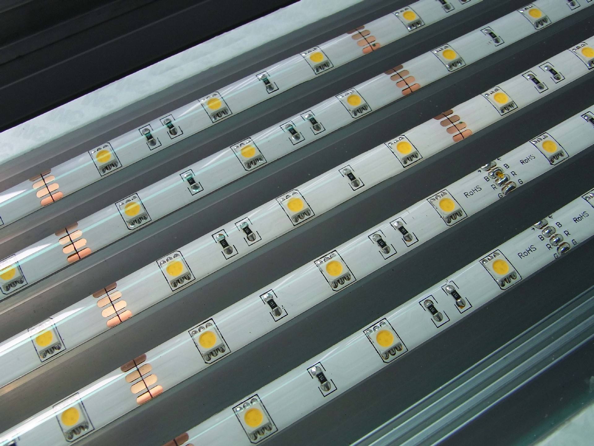 自恢復保險絲接入LED燈中